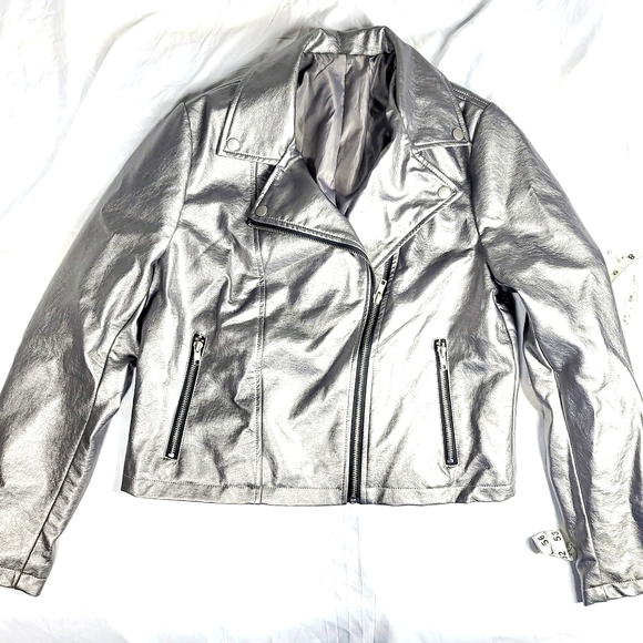 Forever 21 Jackets & Blazers - Forever 21 silver metallic biker moto jacket